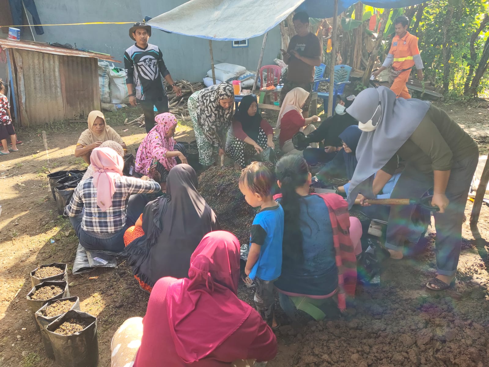 Penunjang Foto KWT BORONG JATIA MELAKSANKAN GERAKAN TERUS MENANAM - 1